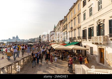 Weg von der Vaporetto-Haltestelle zum Markusplatz in Venedig, Italien. Touristen am Ufer von Venedig. Stockfoto