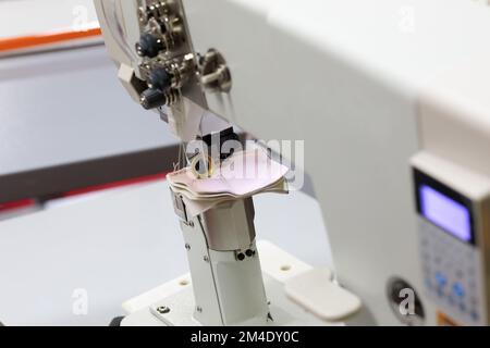Doppelnadelstiftvernähte Maschine zum Nähen von Lederschuhen. Selektiver Fokus. Stockfoto