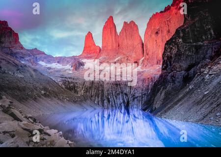 Torres Del Paine Granit bei Sonnenaufgang und Seenreflexion, chilenisches Patagonien Stockfoto