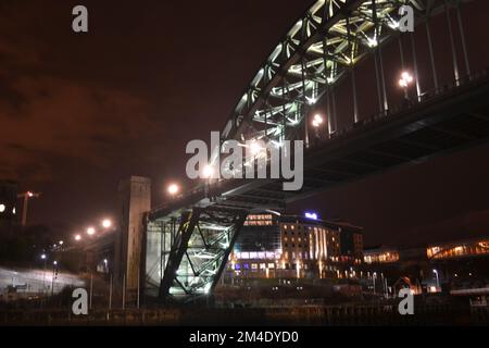 Die Newcastle-Tyne-Brücke ist bei Nacht beleuchtet und blickt auf die Gateshead-Seite des Flusses Tyne in Nordostengland Stockfoto