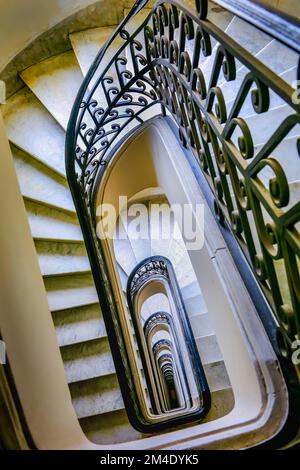 Blick von oben auf eine Wendeltreppe in Buenos Aires, Argentinien Stockfoto