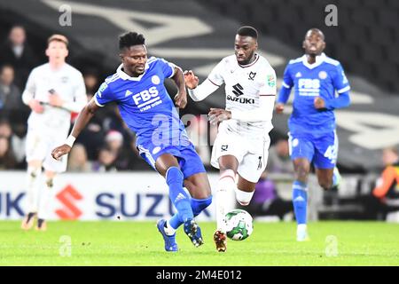 Daniel Amartey (18 Leicester City) spielt den Ball während des Carabao Cup 4.-Runde-Spiels zwischen MK Dons und Leicester City im Stadium MK, Milton Keynes, am Dienstag, den 20.. Dezember 2022. (Kredit: Kevin Hodgson | MI News) Kredit: MI News & Sport /Alamy Live News Stockfoto