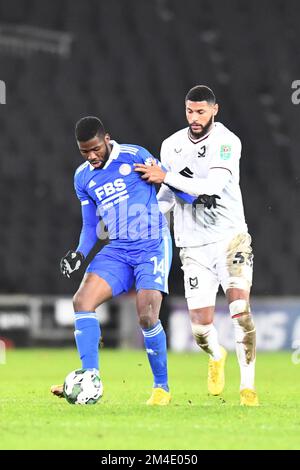 Kelechi Iheanacho (14 Leicester City) hält die Herausforderung von Zak Jules (33 Milton Keynes Dons) während des Carabao Cup 4.-Runden-Spiels zwischen MK Dons und Leicester City im Stadium MK, Milton Keynes, am Dienstag, den 20.. Dezember 2022 ab. (Kredit: Kevin Hodgson | MI News) Kredit: MI News & Sport /Alamy Live News Stockfoto