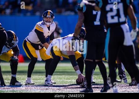 Charlotte, NC, USA. 18.. Dezember 2022. Pittsburgh Steelers Quarterback Mitch Trubisky (10) steht hinter Center Mason Cole (61) während der ersten Hälfte des NFL-Kampfes gegen die Carolina Panthers in Charlotte, NC. (Scott Kinser/Cal Sport Media). Kredit: csm/Alamy Live News Stockfoto