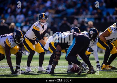 Charlotte, NC, USA. 18.. Dezember 2022. Pittsburgh Steelers Quarterback Mitch Trubisky (10) steht hinter Center Mason Cole (61) während der ersten Hälfte des NFL-Kampfes gegen die Carolina Panthers in Charlotte, NC. (Scott Kinser/Cal Sport Media). Kredit: csm/Alamy Live News Stockfoto