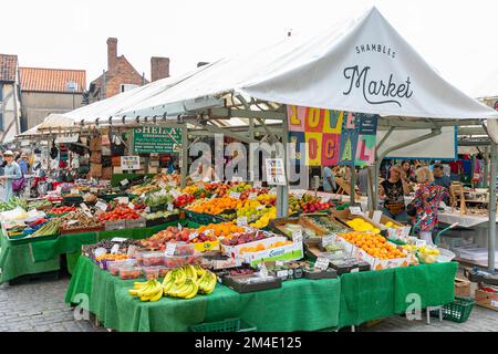 Der Shambles-Markt in York, grüner Supermarkt, der frisches Obst und Gemüse verkauft, Yorkshire, England, Großbritannien Stockfoto