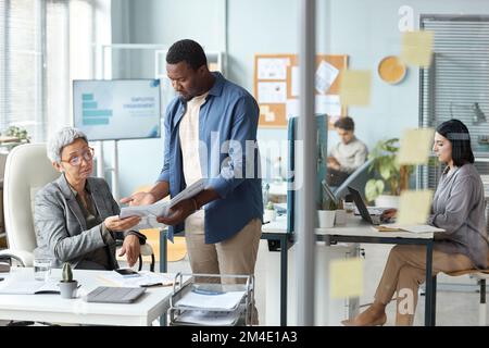 Porträt eines beratenden Kollegen des Senior Business Managers im Großraumbüro, Kopierbereich Stockfoto