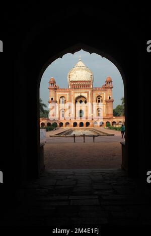 Eine vertikale Aufnahme des Safdarjung-Grabes in Neu-Delhi, Indien, sichtbar durch den dunklen Bogen Stockfoto