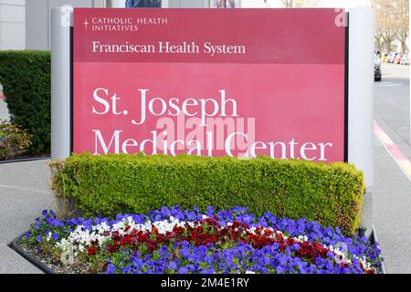 Tacoma, WA, USA - 23. April 2022; Schild für St. Joseph Medical Center in Tacoma Washington mit Blumen. Das Krankenhaus ist Teil des Franziskaners Stockfoto