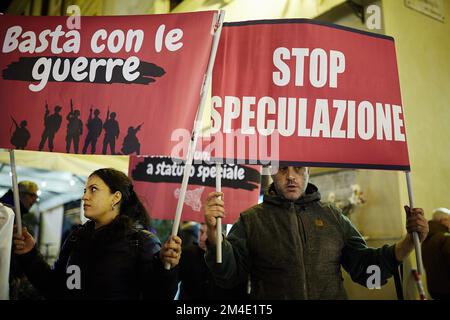 Palermo, Sizilien, Italien. 20.. Dezember 2022. Fackelzug durch die Innenstadt, vom Rivoluzione-Platz bis zum Rathaus gegen die steigenden Lebenshaltungskosten. Demonstranten verurteilten Arbeitslosigkeit, Preiserhöhungen, hohe Versorgungskosten, Krieg, Armut, Prekäre Lage, Steuern, Mafia, Militärausgaben und Abschaffung des Grundeinkommens (Kreditbild: © Victoria Herranz/ZUMA Press Wire) Stockfoto