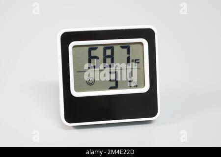 Kleines digitales Thermometer und Hygrometer zur Messung von Temperatur und Feuchtigkeit. Stockfoto