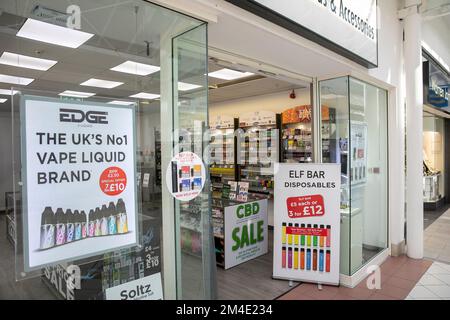 Vaping- und Vape-Liquid-Shop im Stadtzentrum von Bury, Greater Manchester, Mill Gate Shopping Centre, England, Großbritannien, Sommer 2022 Stockfoto