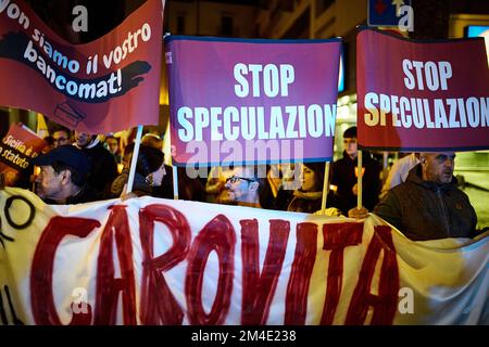 Palermo, Sizilien, Italien. 20.. Dezember 2022. Fackelzug durch die Innenstadt, vom Rivoluzione-Platz bis zum Rathaus gegen die steigenden Lebenshaltungskosten. Demonstranten verurteilten Arbeitslosigkeit, Preiserhöhungen, hohe Versorgungskosten, Krieg, Armut, Prekäre Lage, Steuern, Mafia, Militärausgaben und Abschaffung des Grundeinkommens (Kreditbild: © Victoria Herranz/ZUMA Press Wire) Stockfoto