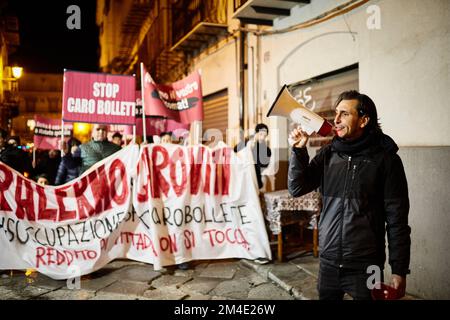 Palermo, Sizilien, Italien. 20.. Dezember 2022. Fackelzug durch die Innenstadt, vom Rivoluzione-Platz bis zum Rathaus gegen die steigenden Lebenshaltungskosten. Demonstranten verurteilten Arbeitslosigkeit, Preiserhöhungen, hohe Versorgungskosten, Krieg, Armut, Prekäre Lage, Steuern, Mafia, Militärausgaben und Abschaffung des Grundeinkommens (Kreditbild: © Victoria Herranz/ZUMA Press Wire) Stockfoto