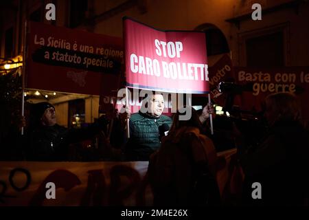 Palermo, Sizilien, Italien. 20.. Dezember 2022. Fackelzug durch die Innenstadt, vom Rivoluzione-Platz bis zum Rathaus gegen die steigenden Lebenshaltungskosten. Demonstranten verurteilten Arbeitslosigkeit, Preiserhöhungen, hohe Versorgungskosten, Krieg, Armut, Prekäre Lage, Steuern, Mafia, Militärausgaben und Abschaffung des Grundeinkommens (Kreditbild: © Victoria Herranz/ZUMA Press Wire) Stockfoto