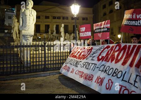 Palermo, Sizilien, Italien. 20.. Dezember 2022. Fackelzug durch die Innenstadt, vom Rivoluzione-Platz bis zum Rathaus gegen die steigenden Lebenshaltungskosten. Demonstranten verurteilten Arbeitslosigkeit, Preiserhöhungen, hohe Versorgungskosten, Krieg, Armut, Prekäre Lage, Steuern, Mafia, Militärausgaben und Abschaffung des Grundeinkommens (Kreditbild: © Victoria Herranz/ZUMA Press Wire) Stockfoto