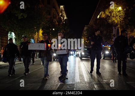 Palermo, Sizilien, Italien. 20.. Dezember 2022. Fackelzug durch die Innenstadt, vom Rivoluzione-Platz bis zum Rathaus gegen die steigenden Lebenshaltungskosten. Demonstranten verurteilten Arbeitslosigkeit, Preiserhöhungen, hohe Versorgungskosten, Krieg, Armut, Prekäre Lage, Steuern, Mafia, Militärausgaben und Abschaffung des Grundeinkommens (Kreditbild: © Victoria Herranz/ZUMA Press Wire) Stockfoto