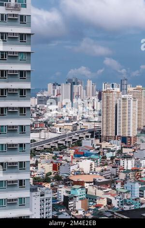 Ein vertikales Bild der Stadt Makati auf den Philippinen. Stockfoto