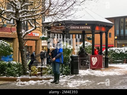 Costa Coffee, Sitzbereich im Freien, The Maltings, St. Albans, Hertfordshire, Großbritannien Stockfoto