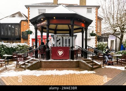 Costa Coffee, Sitzbereich im Freien, The Maltings, St. Albans, Hertfordshire, Großbritannien Stockfoto