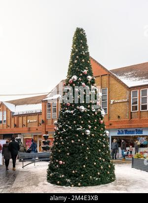 Großer Weihnachtsbaum in St. Christopher's Place Shopping Centre, St. Albans Hertfordshire Stockfoto