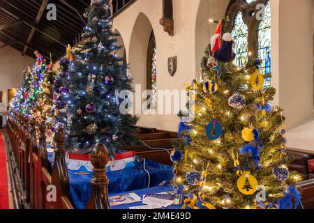 St. Mary's Church Christmas Tree Festival in Lymm, Cheshire, eine Sammlung von 45 Weihnachtsbäumen, dekoriert von verschiedenen lokalen Gruppen Stockfoto