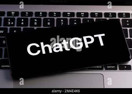 ChatGPT-Logo auf Smartphone auf Laptop-Tastatur. AI-Chatbot von OpenAI. Stafford, Großbritannien, 20. Dezember 2022. Stockfoto