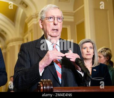 Washington, Usa. 20.. Dezember 2022. Minderheitenführer des Senats Mitch McConnell (R-KY), der auf einer Pressekonferenz in der Nähe der Senatskammer sprach. (Foto: Michael Brochstein/Sipa USA) Guthaben: SIPA USA/Alamy Live News Stockfoto