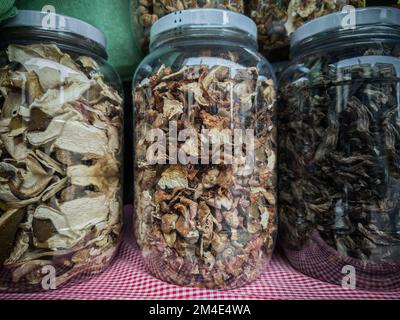 Große Glasgefäße mit getrockneten gemischten Wildpilzen. Selektiver Fokus Stockfoto