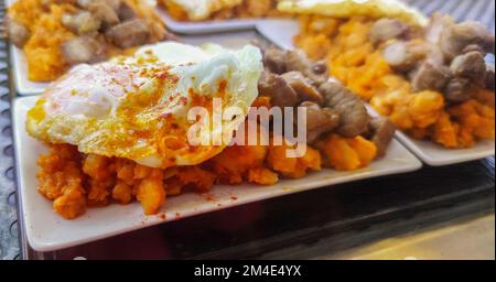 Rührkartoffeln mit Spiegelei und Filet. Serviert an der Tapas Bar Stockfoto