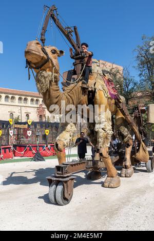 ALCALA DE HENARES, MADRID, SPANIEN - 10. OKTOBER 2019: Vorstellung mit einem großen beweglichen Kamel namens Chamôh von der französischen Firma Paris Benares in Alcala d Stockfoto