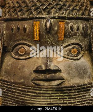 Gedenkkopf eines Königs (Benin Bronze), aufgenommen während der Zeremonie für die Rückkehr der Benin Bronze nach Nigeria in Abuja am 20. Dezember 2022. Als Teil der Wiedergutmachung gibt Deutschland zahlreiche Kunstgegenstände zurück, die als geplünderte Kunst aus dem 19.. Jahrhundert in den Staat Nigeria gelten. Der Bundesaußenminister Baerbock, Staatsminister für Kultur Roth und Leiter deutscher Museen waren unter anderem zur offiziellen Übergabe gereist. Stockfoto