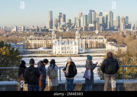 Die breite Öffentlichkeit genießt Wintersonne in tiefem Gefrierschnee unter arktischem Schnee im Südosten von Greenwich, England Stockfoto