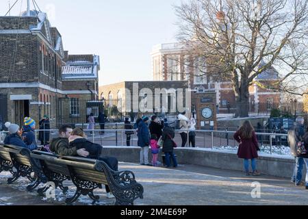 Die breite Öffentlichkeit genießt Wintersonne in tiefem Gefrierschnee unter arktischem Schnee im Südosten von Greenwich, England Stockfoto