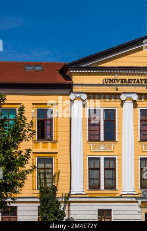 Architektonische Details, Fassade des Gebäudes der 1 Decembrie 1918 Universität, Alba Iulia, Rumänien, 2021 Stockfoto