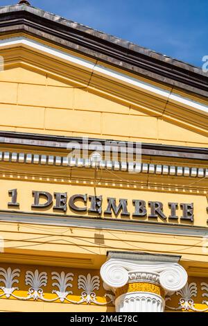 Architektonische Details, Fassade des Gebäudes der 1 Decembrie 1918 Universität, Alba Iulia, Rumänien, 2021 Stockfoto