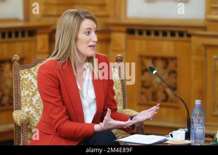 Bukarest, Rumänien - 19. Dezember 2022: Roberta Metsola, Präsidentin des Europäischen Parlaments, trifft Alina Gorghiu (nicht im Bild), Präsidentin des Stockfoto