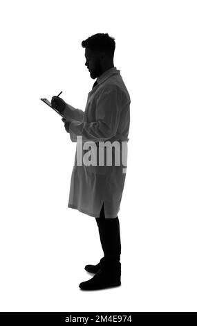 Die Silhouette des Arztes, der auf weißem Hintergrund im Klemmbrett schreibt Stockfoto