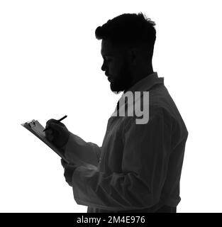 Die Silhouette des Arztes, der auf weißem Hintergrund im Klemmbrett schreibt Stockfoto