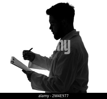 Die Silhouette des Arztes, der auf weißem Hintergrund im Klemmbrett schreibt Stockfoto