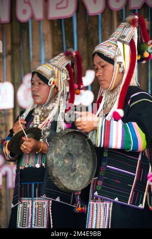 Traditioneller Tanz der Minderheit der Akha-Bergstämme beim Swing Festival mit Musik und Tanz auf Doi Mae Salong. Chiang Rai, Thailand. Stockfoto