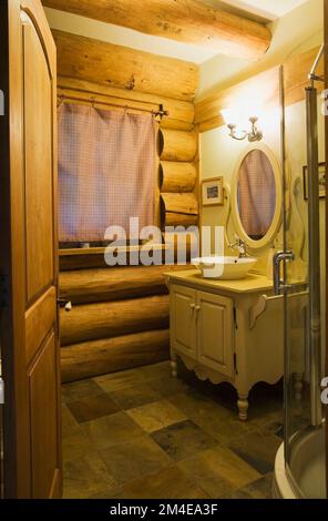 Buttermilchholz Waschtisch und Schüssel Waschbecken im Hauptbadezimmer im 2003 gebauten Blockhaus im Cottage Stil. Stockfoto