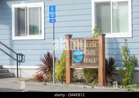 Nehalem, OR, USA - 21. September 2022; Holzschild am Rathaus von Nehalem in der Gemeinde an der Küste Oregons Stockfoto