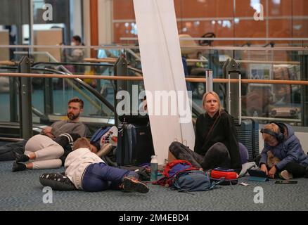 Richmond, Kanada. 20.. Dezember 2022. Am 20. Dezember 2022 warten die Gäste am Vancouver International Airport in Richmond, British Columbia, Kanada, auf dem Boden. Tausende von Reisenden saßen am Dienstag am Vancouver International Airport fest, da viele Flüge aufgrund des Schneesturms gestrichen oder verspätet wurden. Kredit: Liang Sen/Xinhua/Alamy Live News Stockfoto