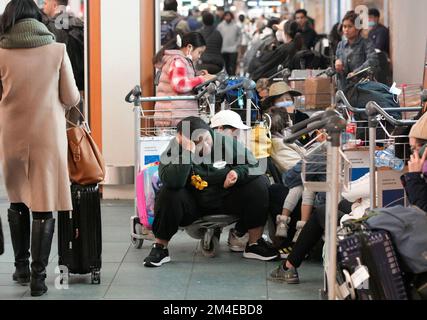 Richmond, Kanada. 20.. Dezember 2022. Am Vancouver International Airport in Richmond, British Columbia, Kanada, sitzen am 20. Dezember 2022 Straßenbahnen. Tausende von Reisenden saßen am Dienstag am Vancouver International Airport fest, da viele Flüge aufgrund des Schneesturms gestrichen oder verspätet wurden. Kredit: Liang Sen/Xinhua/Alamy Live News Stockfoto