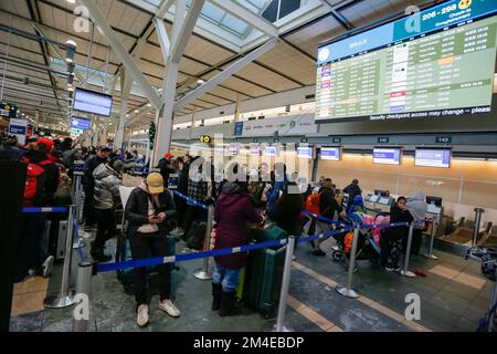 Richmond, Kanada. 20.. Dezember 2022. Passagiere warten am 20. Dezember 2022 am Vancouver International Airport in Richmond, British Columbia, Kanada, in der Schlange. Tausende von Reisenden saßen am Dienstag am Vancouver International Airport fest, da viele Flüge aufgrund des Schneesturms gestrichen oder verspätet wurden. Kredit: Liang Sen/Xinhua/Alamy Live News Stockfoto