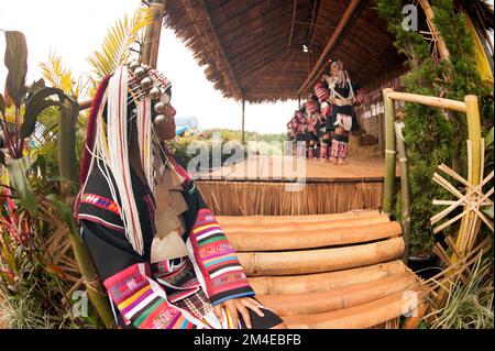 Beim Mountain Swing Festival in Doi Mae Salong, Chiang Rai, Thailand, wartet ein junges Mädchen auf die traditionellen Tänze der Minderheit der Akha-Bergstämme. Stockfoto