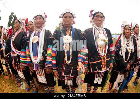 Traditioneller Tanz der Minderheit der Akha-Bergstämme beim Swing Festival mit Musik und Tanz auf Doi Mae Salong. Chiang Rai, Thailand. Stockfoto