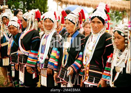 Traditioneller Tanz der Minderheit der Akha-Bergstämme beim Swing Festival mit Musik und Tanz auf Doi Mae Salong. Chiang Rai, Thailand. Stockfoto