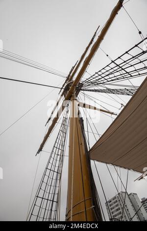 Altes Holzboot, das auf dem Mast segelt, Details eines Teils des Bootes, Konzepte Stockfoto